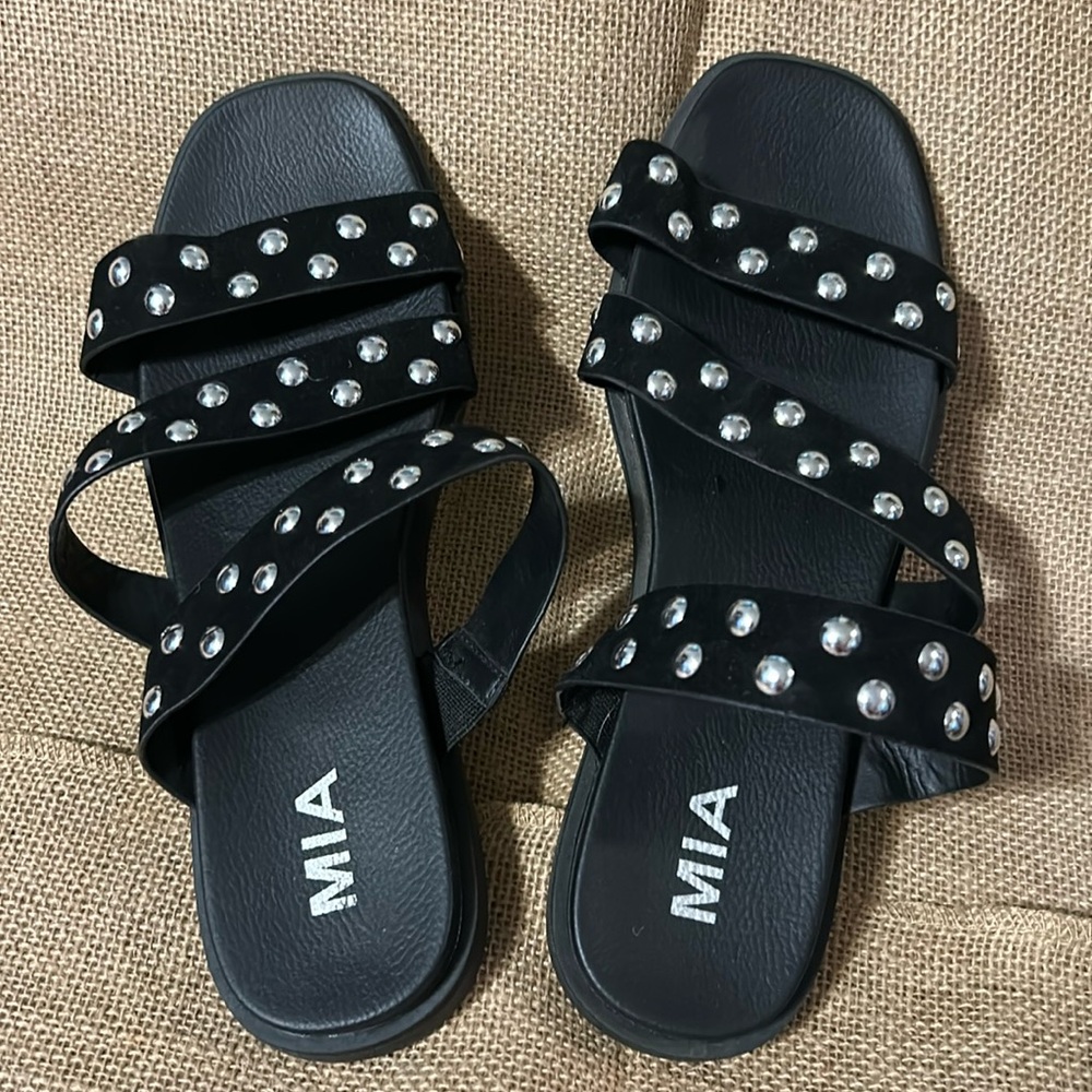 MIA sandals like new